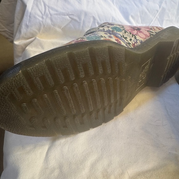Dr. Martens, women’s 11, flower Mary Jane with Black Insole - Picture 4 of 5